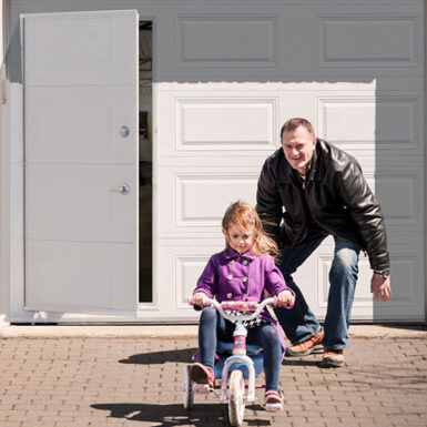 Guide pratique : tout pour acheter LA bonne porte de garage • Garex Porte de garage passage en acier blanche, design minimaliste pour décoration contemporaine.