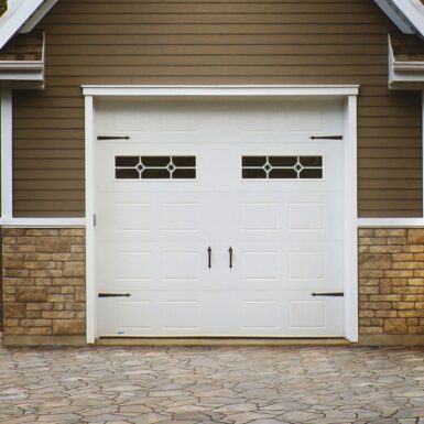 Guide pratique : tout pour acheter LA bonne porte de garage • Garex White sectional garage door with steel panels, classic design for residential use.