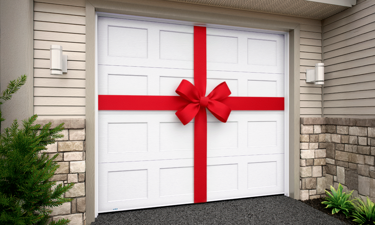 Porte de garage shaker de GAREX décorée pour Noël avec des faux cadeaux colorés, rubans festifs et ornements saisonniers, créant une ambiance chaleureuse et accueillante pour les Fêtes.